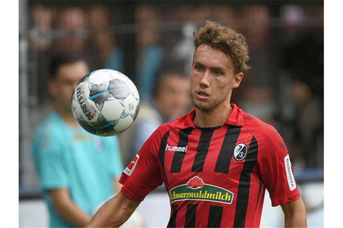 Luca Waldschmidt von Freiburg schaut auf den Ball. Foto: Patrick Seeger/dpa/Archivbild