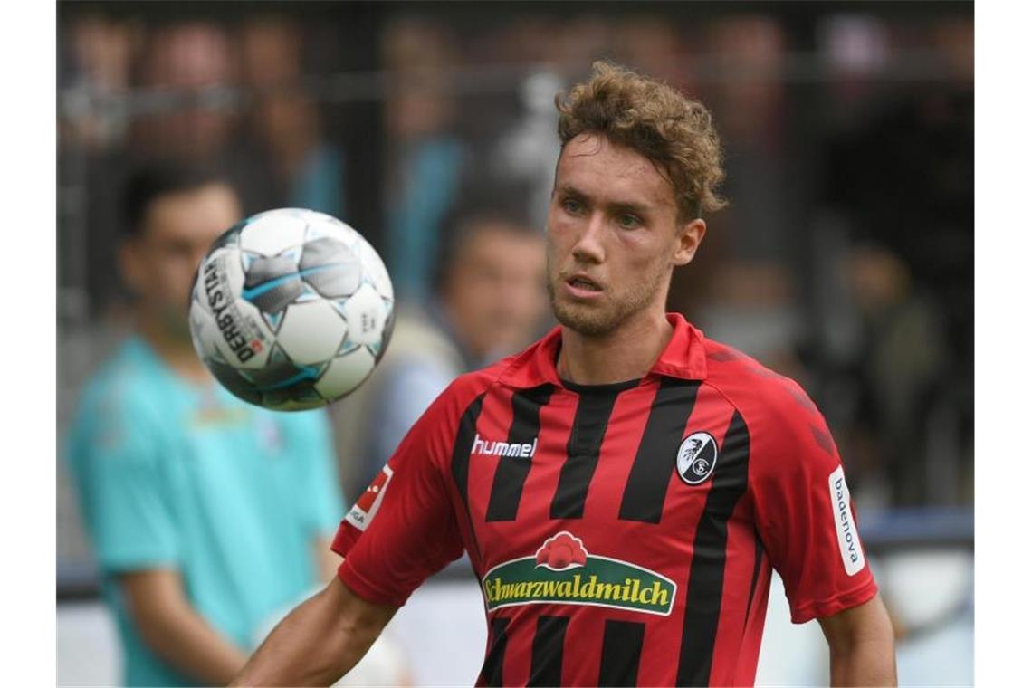 Luca Waldschmidt von Freiburg schaut den Ball an. Foto: Patrick Seeger/dpa