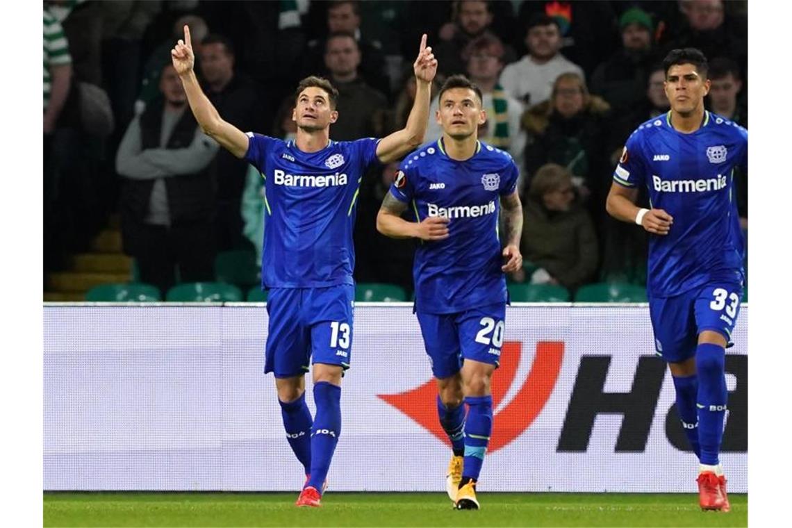 Leverkusen feiert Sieg bei Celtic - Wirtz trifft weiter Lucas Alario (l) konnte sich für den dritten Leverkusener Treffer feiern lassen. Foto: Andrew Milligan/PA Wire/dpa