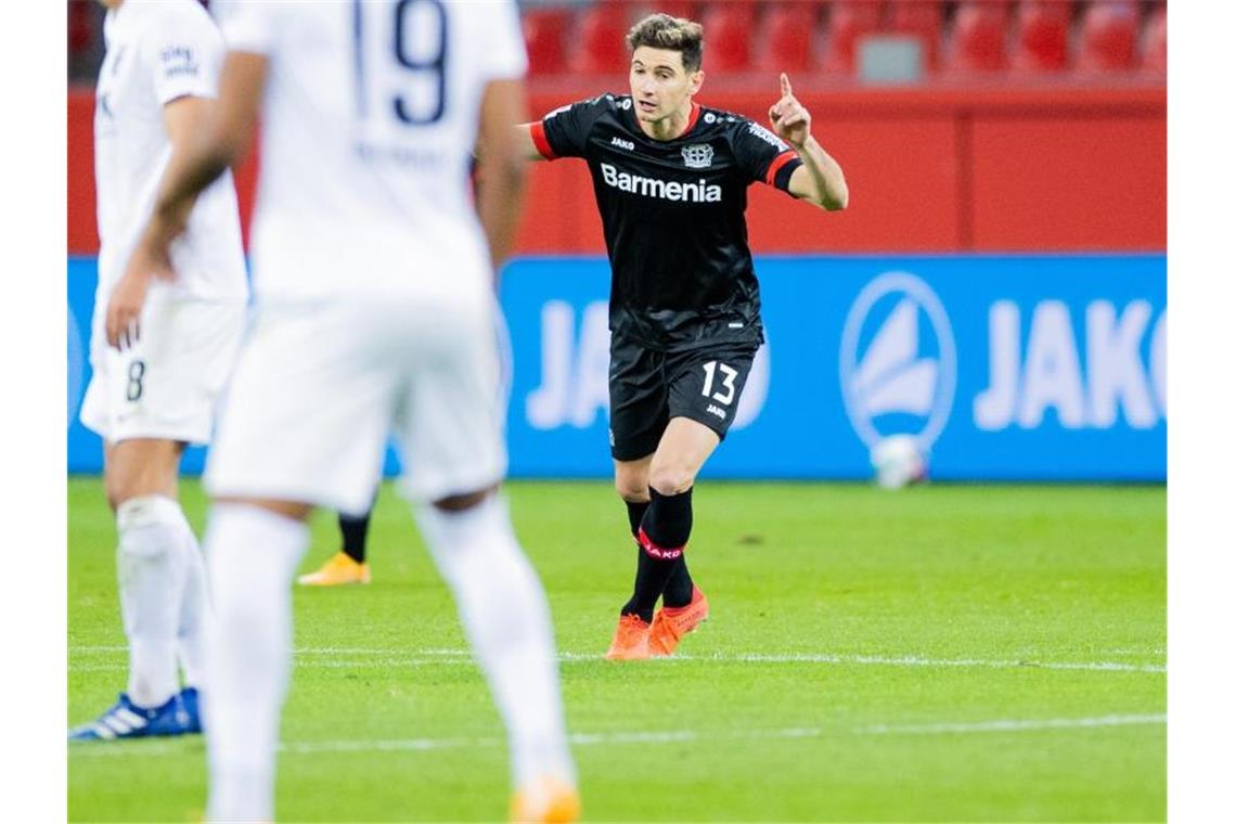 Lucas Alario war mit zwei Toren Leverkusens Matchwinner beim Sieg gegen Augsburg. Foto: Rolf Vennenbernd/dpa-Pool/dpa