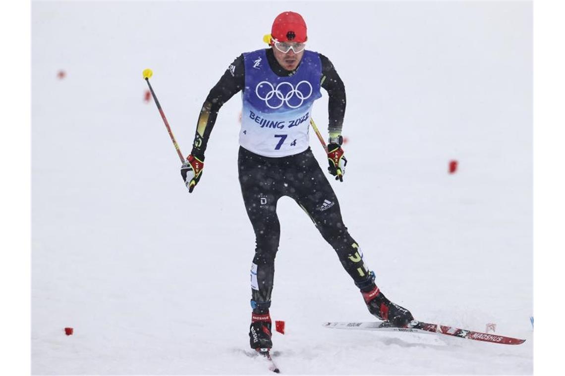 Deutsche Skilangläufer Staffel-Fünfte - Russland holt Gold Lucas Bögl bringt als Schlussläufer der deutschen Staffel Rang fünf ins Ziel. Foto: Daniel Karmann/dpa