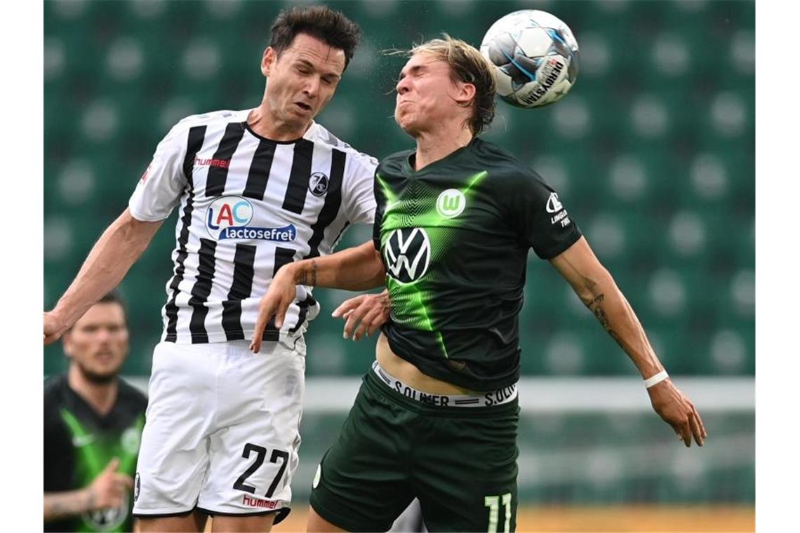 Dortmund vertagt Bayern-Titel - Bremer Sieg im Abstiegskampf Lucas Höler (l) konnte mit dem SC Freiburg einen Punkt in Wolfsburg ergattern. Foto: Sascha Steinbach/epa Pool/dpa