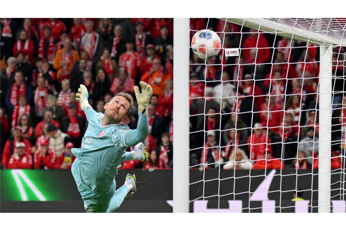 Lucas Höler vom SC Freiburg (nicht im Bild) trifft gegen Torwart Daniel Batz vom 1. FSV Mainz 05 zum 0:1.