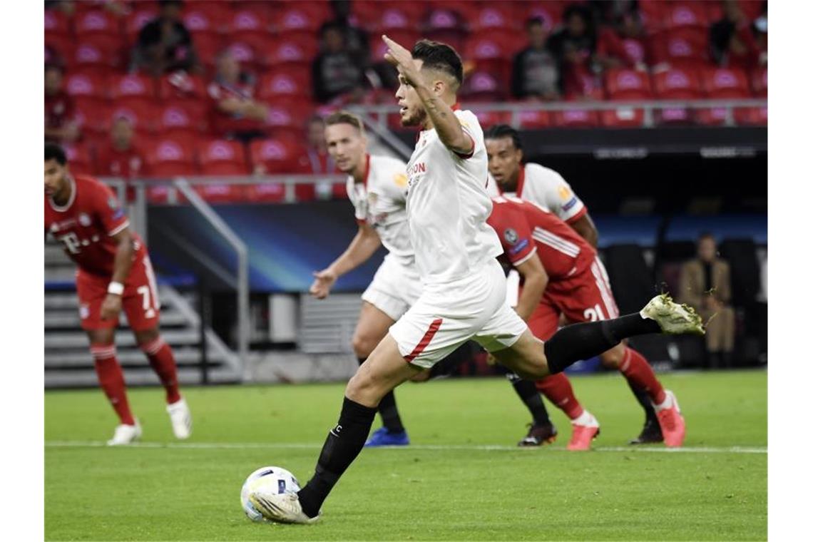 Lucas Ocampos erzielte per Strafstoß zunächst die Führung für Sevilla. Foto: Attila Kisbenedek/Pool AFP/AP/dpa
