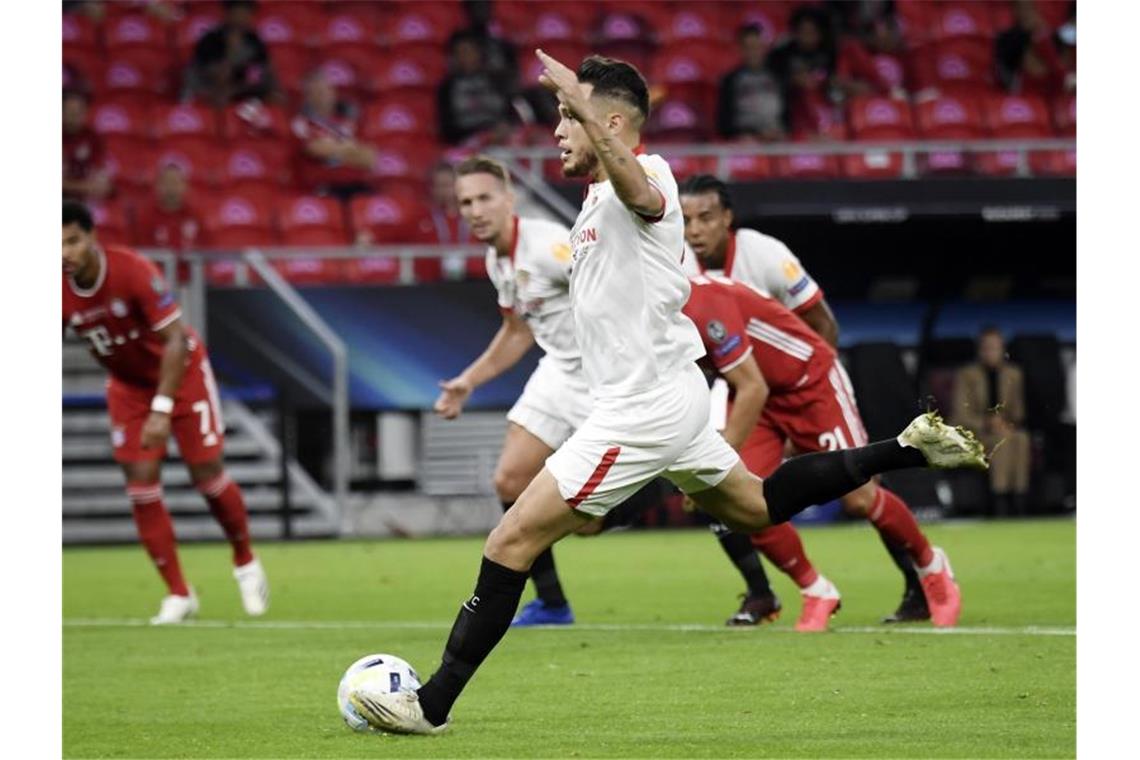 Bayern gewinnt den UEFA-Supercup: Martínez sticht als Joker Lucas Ocampos erzielte per Strafstoß zunächst die Führung für Sevilla. Foto: Attila Kisbenedek/Pool AFP/AP/dpa