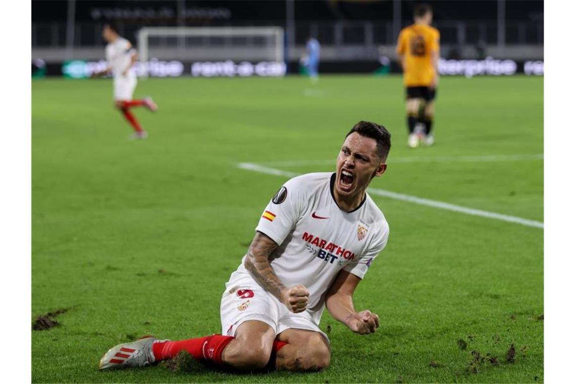 Donezk und Sevilla stehen im Halbfinale in NRW Lucas Ocampos köpfte den FC Sevilla in die Runde der letzten Vier. Foto: Rolf Vennenbernd/dpa