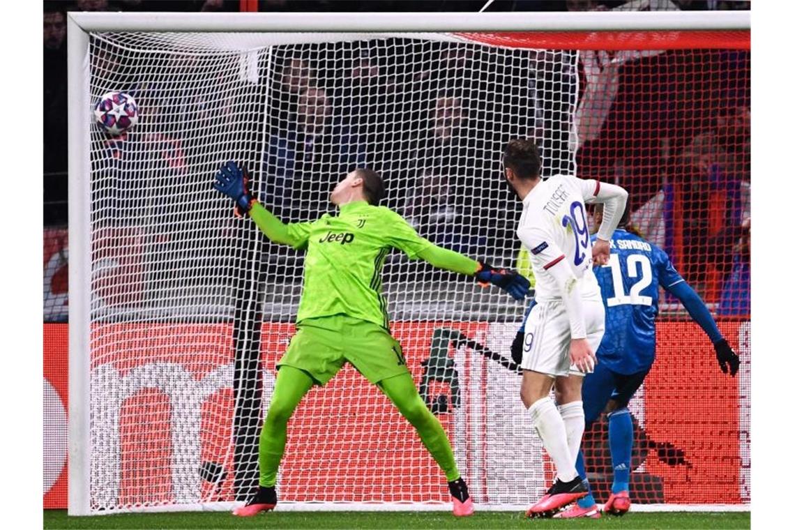 Lucas Tousart (2.v.r) von Olympique Lyon erzielt das Tor gegen Wojciech Szczęsny von Juventus Turin. Foto: Franck Fife/AFP/dpa