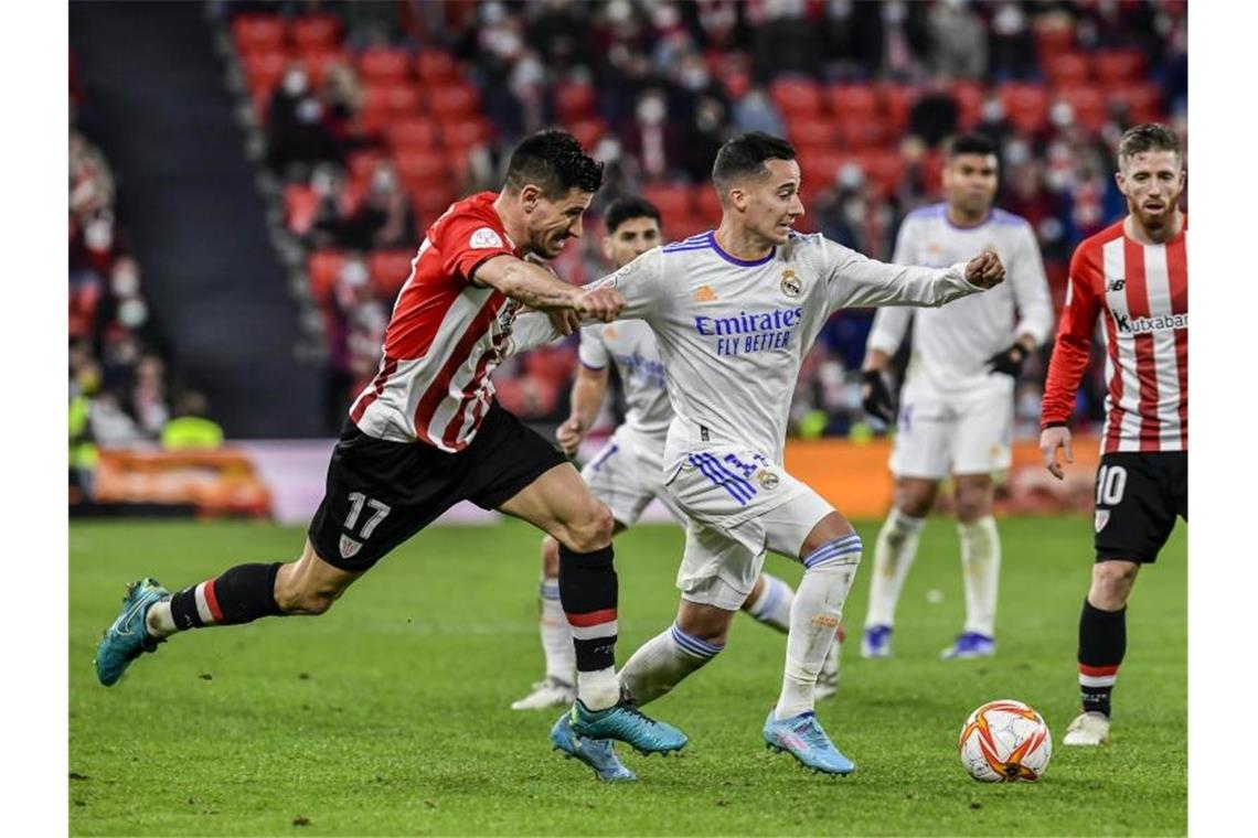Revanche geglückt: Bilbao wirft Real Madrid aus dem Pokal Lucas Vazquez von Real Madrid (M) kämpft mit Yuri Berchiche von Athletic Bilbao um den Ball. Foto: Alvaro Barrientos/AP/dpa