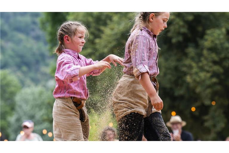 Lucile Philipona (l) klopft Lara Krienbühl (r) ab im Finale vom ersten Schweizer Frauenschwingfest.