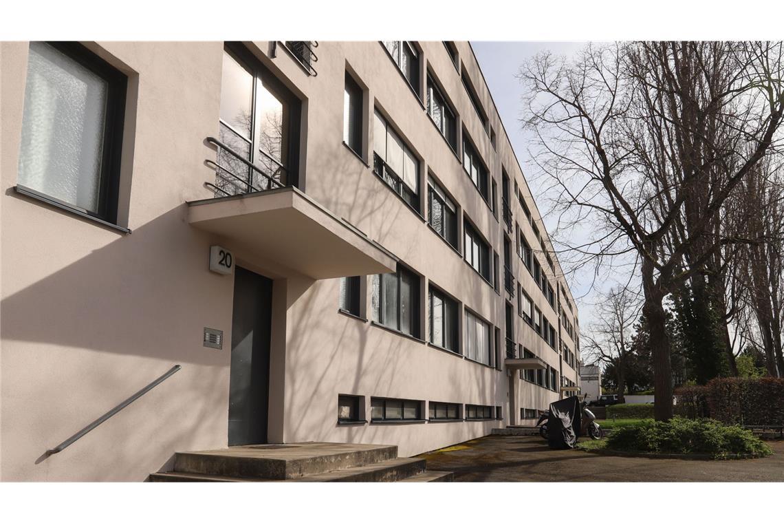 Endlich – freie Sicht auf Le Corbusiers Einfamilienhaus Ludwig Mies van der Rohe hat ebenfalls Wohnhäuser für die Weissenhofsiedlung entworfen. Sie wurden inzwischen saniert, auch innen auf den brandschutztechnisch aktuellen Stand gebracht von der SWSG, die bei der Sanierung finanziell und wissenschaftlich von der Wüstenrot Stiftung unterstützt wird.