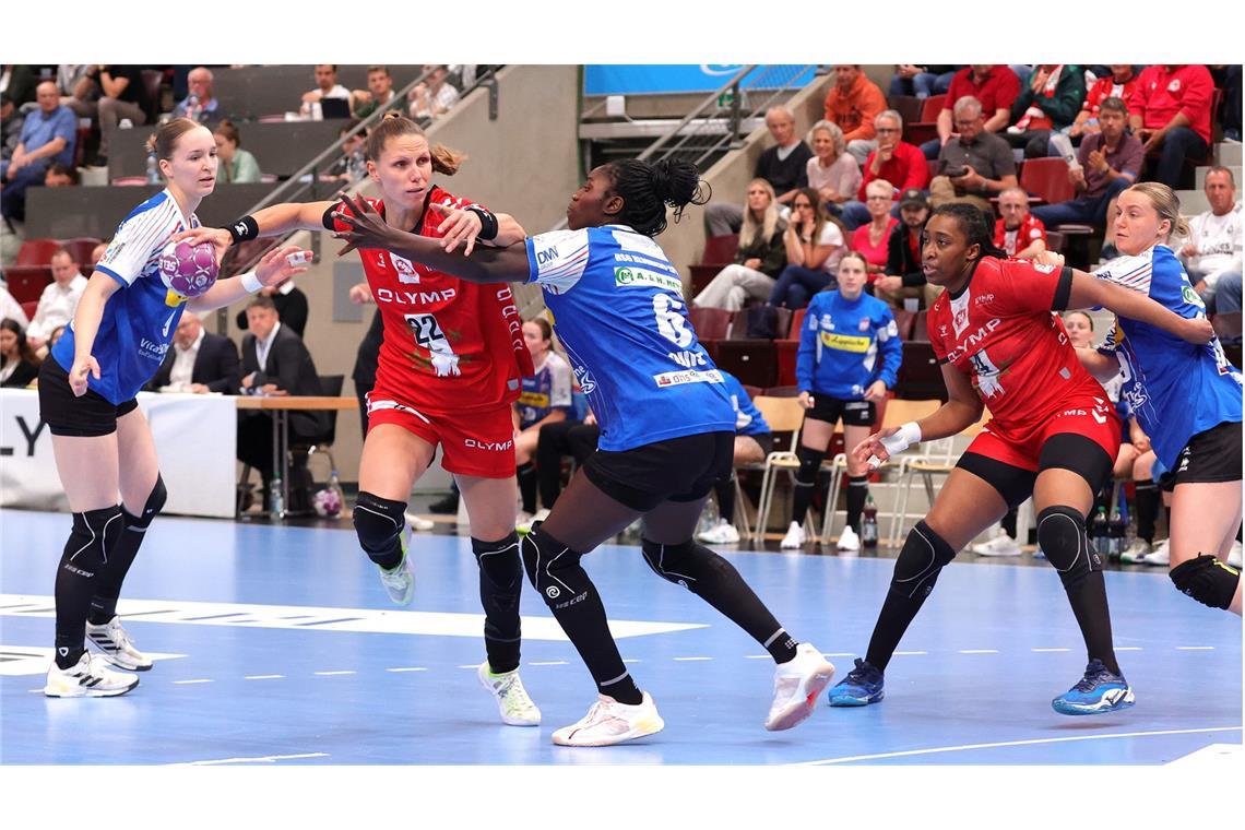 HB Ludwigsburg fehlt noch ein Sieg zur deutschen Meisterschaft Ludwigburgs Spielführerin Xenia Smits versucht sich gegen Laetita Quist durchzusetzen.