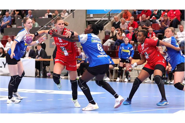 Ludwigburgs Spielführerin Xenia Smits versucht sich gegen Laetita Quist durchzusetzen.