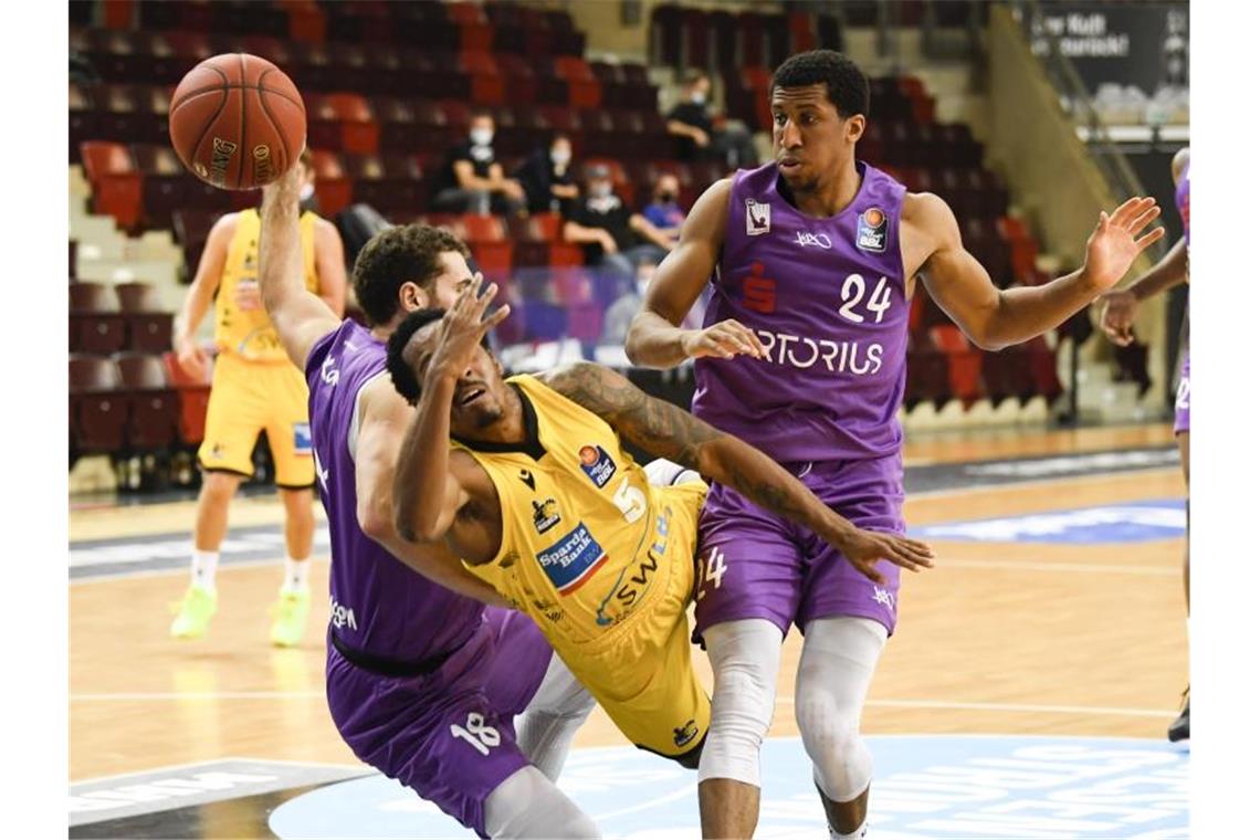 Vizemeister Ludwigsburg startet mit Sieg in neue BBL-Saison Ludwigsburgs Barry Brown Jr. (M) mit Göttingens Harper Kamp und Aubrey Dawkins (l-r.) in Aktion. Foto: Thomas Kienzle/dpa