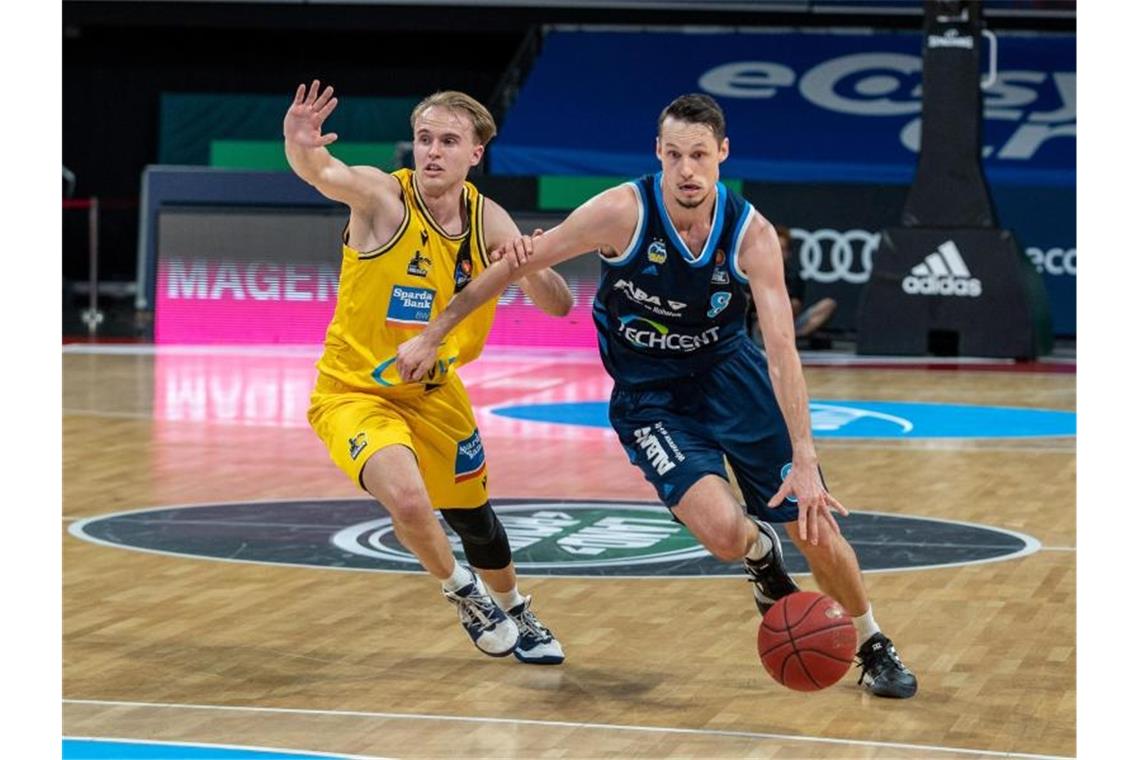 Ludwigsburger Basketballer verlängern mit Herzog Ludwigsburgs Lukas Herzog (l). Foto: Ulf Duda/fotoduda.de/BBL/Pool /dpa