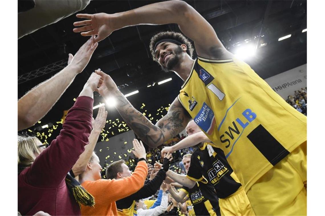 Keine Titelträume beim Zweiten Ludwigsburg Ludwigsburgs Nick Weiler-Babb (r) feiert mit den Zuschauern den Sieg gegen München. Foto: Thomas Kienzle/dpa/Archivbild