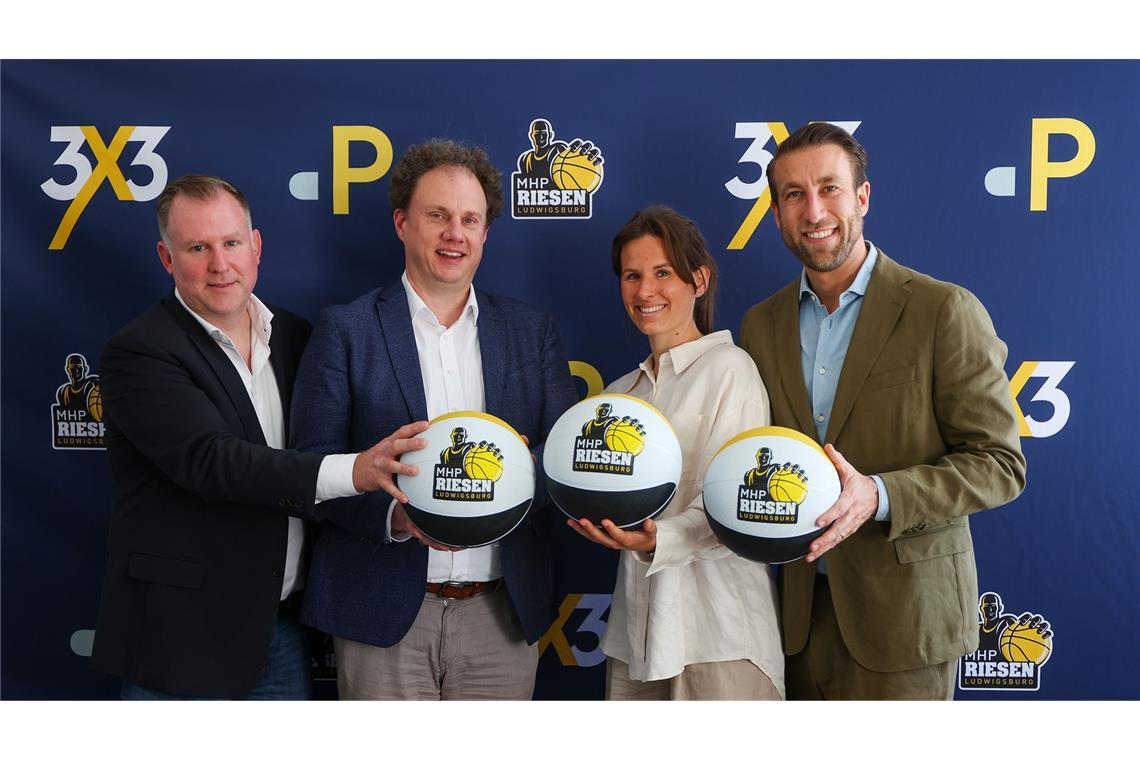 Warum der OB Matthias Knecht selbst zum Basketball greift Ludwigsburgs OB Matthias Knecht (2. v. li.) wirbt für das neue Turnier in der Stadt.