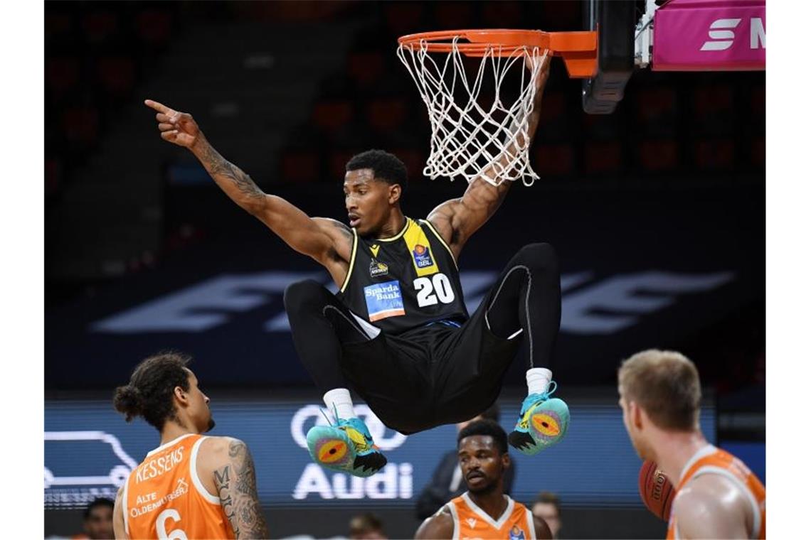 Auftaktpleite für Bayern - Alba mit Mühe gegen Frankfurt Ludwigsburgs Thomas Wimbush hängt nach einem Dunking am Korb. Foto: Andreas Gebert/Reuters/Pool/dpa