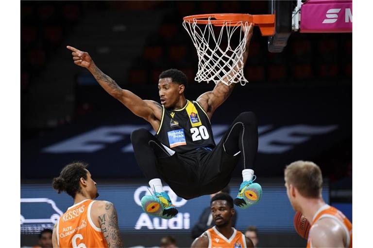 Ludwigsburgs Thomas Wimbush hängt nach einem Dunking am Korb. Foto: Andreas Gebert/Reuters/Pool/dpa