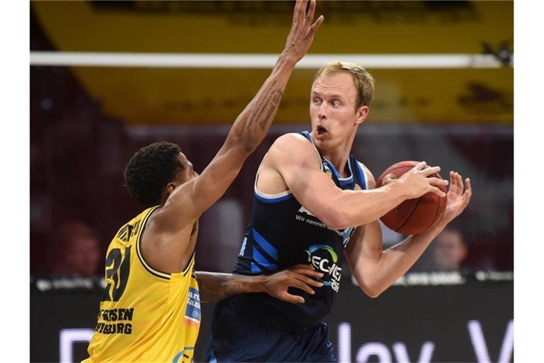 Ludwigsburgs Thomas Wimbush verteidigt gegen Berlins Luke Sikma (l-r). Foto: Christof Stache/AFP-Pool/dpa