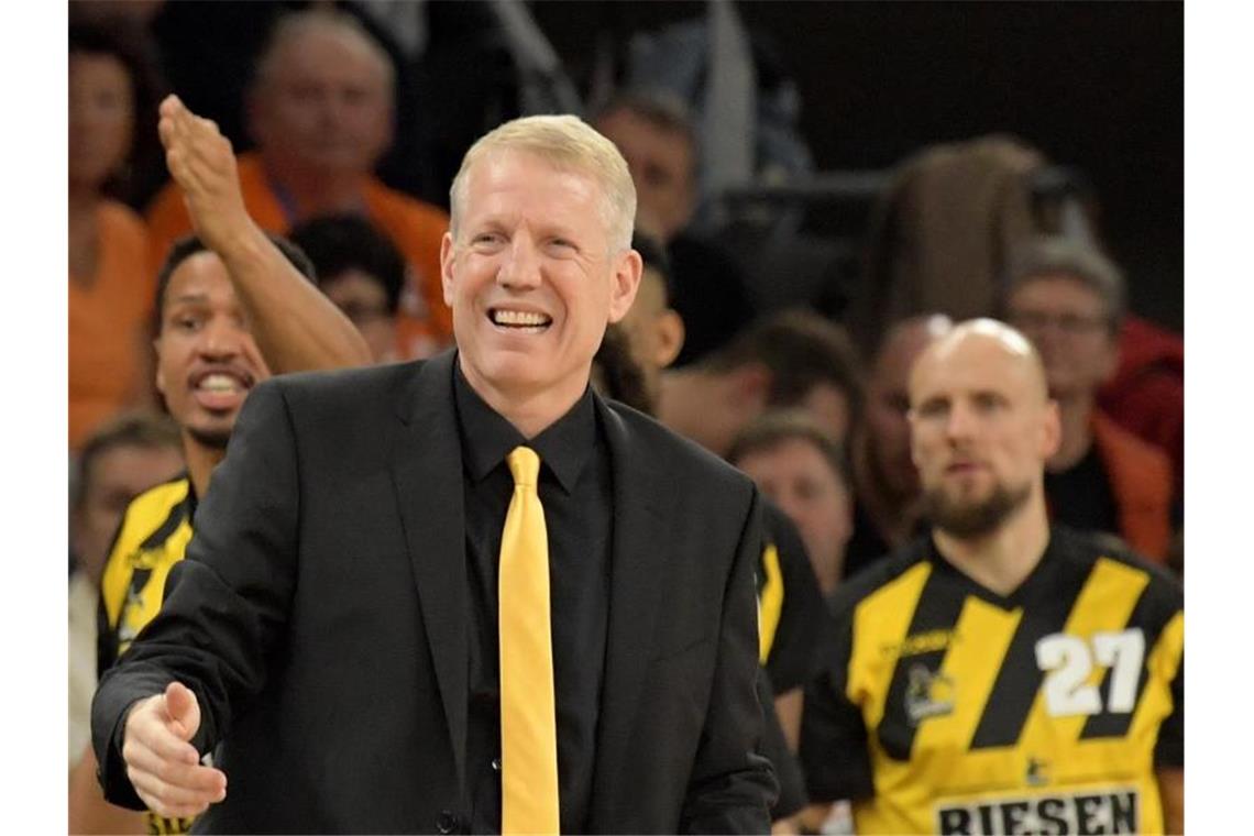 Ludwigsburgs Basketballer vor Start optimistisch Ludwigsburgs Trainer John Patrick an der Seitenlinie. Foto: Stefan Puchner/Archivbild