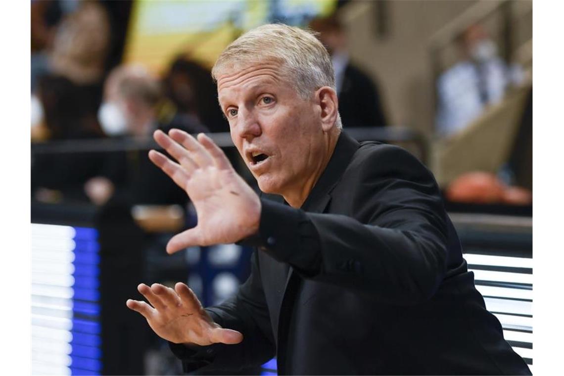 Klarer Champions-League-Sieg für Ludwigsburger Basketballer Ludwigsburgs Trainer John Patrick gestikuliert. Foto: Thomas Kienzle/dpa/Archivbild