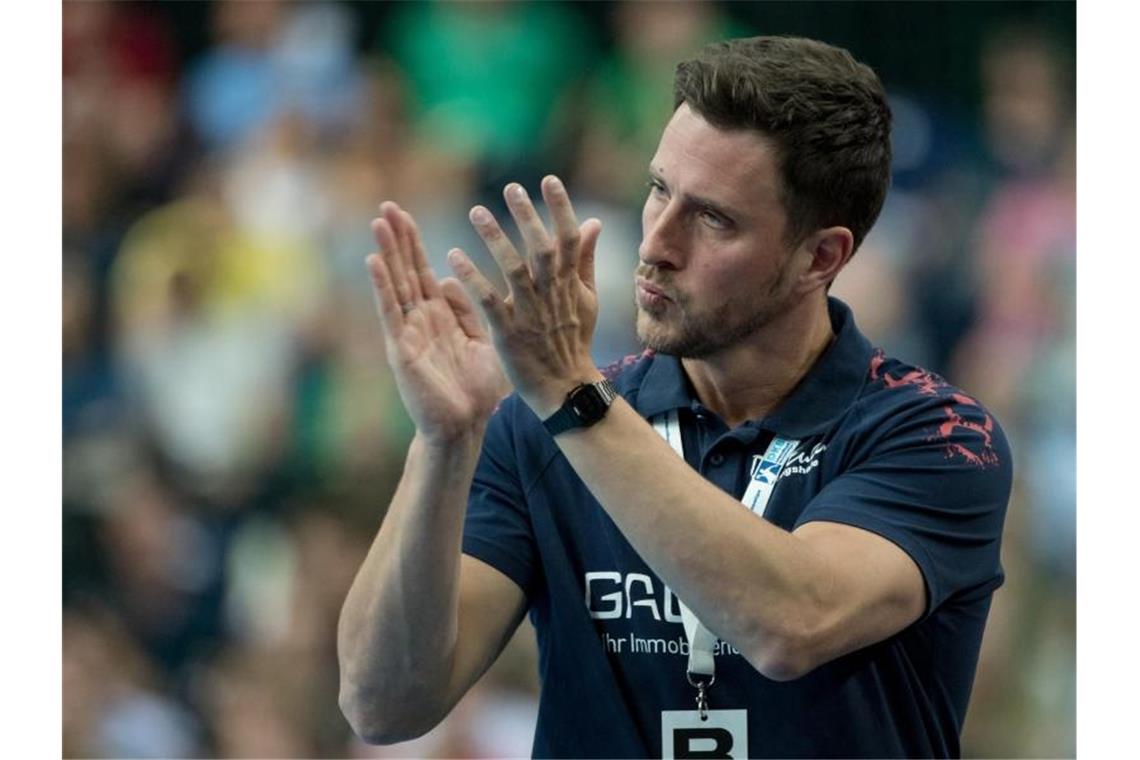 Geisterspiele in Handball-Bundesliga? Eulen-Trainer dafür Ludwigshafens Trainer Benjamin Matschke reagiert an der Seitenlinie. Foto: Hendrik Schmidt/dpa-Zentralbild/ZB/Archivbild