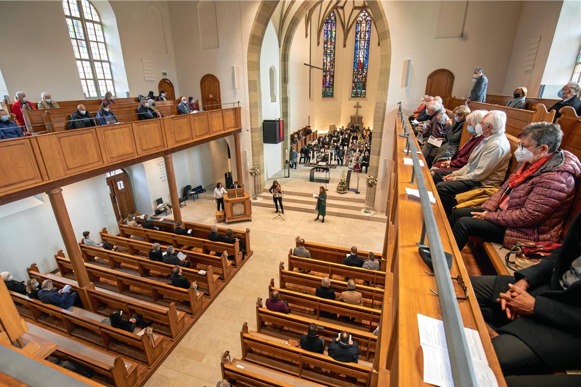 Lücken in den Bankreihen wegen der Coronapandemie beim gestrigen Kirchweihfestgottesdienst. Foto: A. Becher