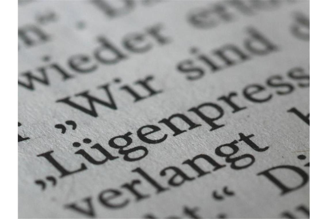 38 Prozent vermuten politische Einflussnahme auf Medien „Lügenpresse“ war das Unwort des Jahres 2014. Foto: Jörg Carstensen/dpa