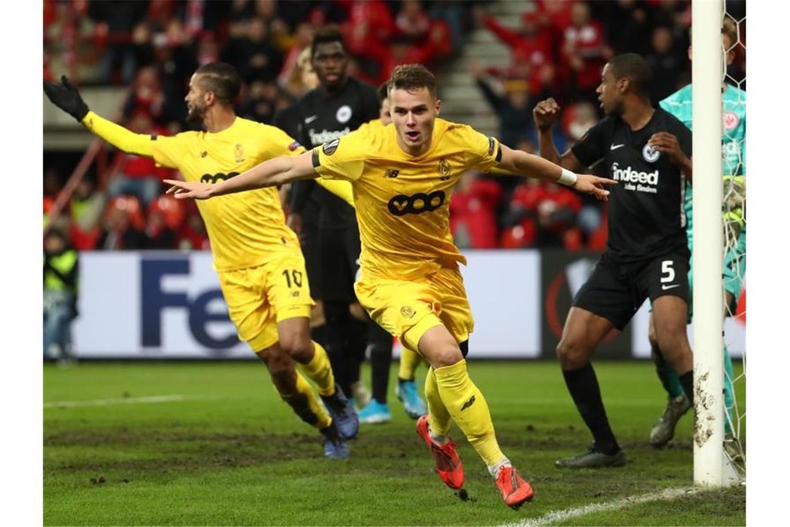 Europa League: Frankfurt bangt ums Weiterkommen Lüttichs Zinho Vanheusden (vorn) dreht nach seinem Treffer zum 1:0 jubelnd ab. Foto: Virginie Lefour/BELGA/dpa
