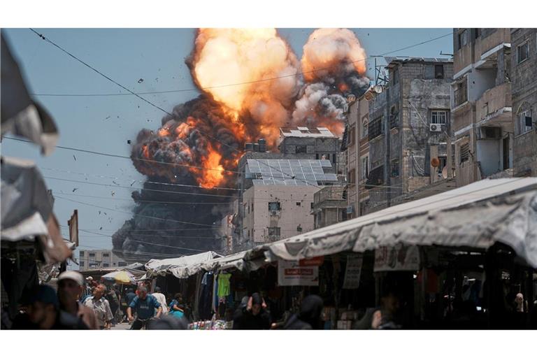Luftangriff in Gaza: Dichter Rauch und Flammen über Gaza-Stadt