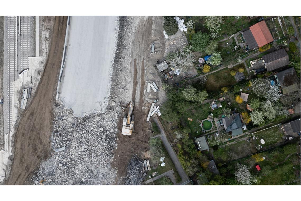 Luftaufnahme der Baustelle der Ringbahnbrücke der A100 im Berliner Westen. Der Abriss der maroden Ringbahnbrücke hat begonnen.