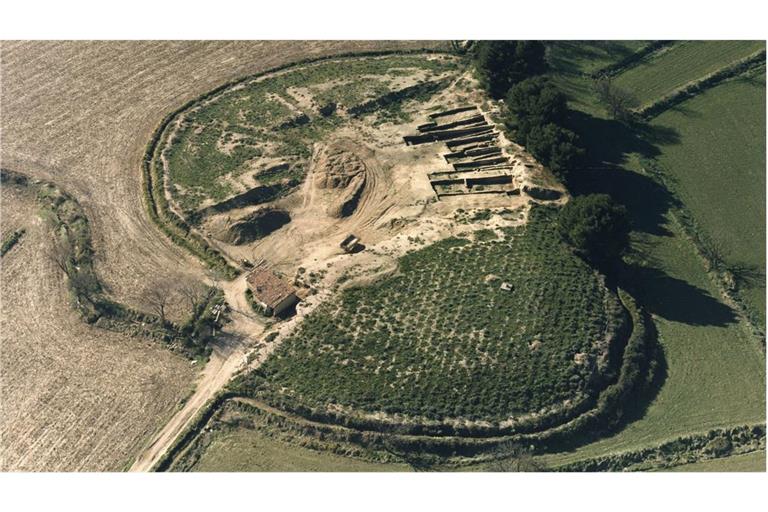 Luftaufnahme der früheisenzeitlichen Siedlung Alto de la Cruz, Navarra, während der Ausgrabungsarbeiten von 1989.