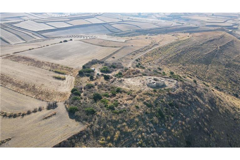 Luftaufnahme der Fundstätte Nuraghe Barru im zentral-südlichen Sardinien.