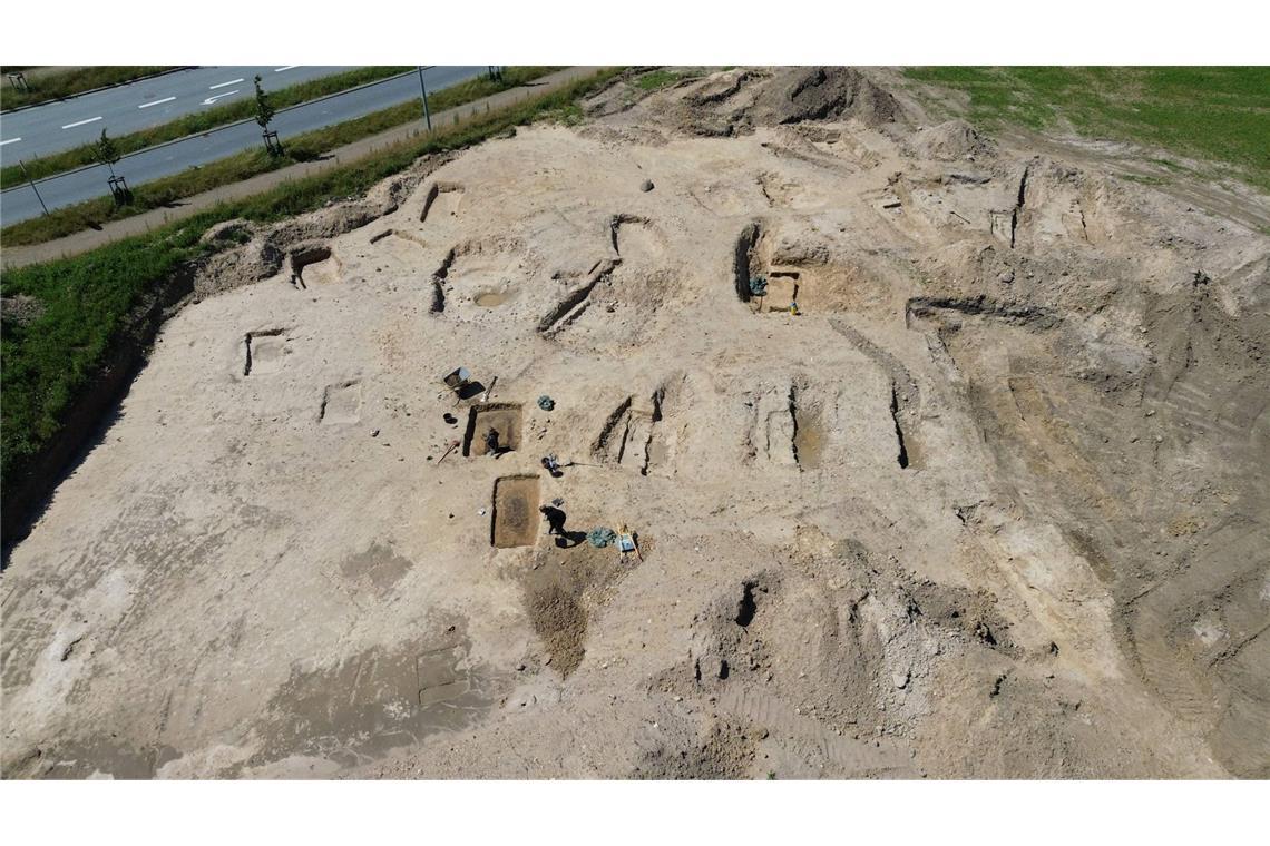 Wikingergräber aus dem 10. Jahrhundert in Dänemark entdeckt Luftaufnahme der jetzt entdeckten Wikingergräber bei nahe der Stadt Aarhus.