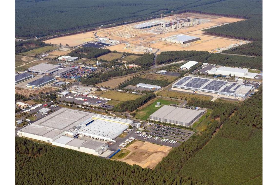 Musk: Tesla-Werk bei Berlin wird weltgrößte Batteriefabrik Luftaufnahme der künftigen Gigafactory Berlin-Brandenburg. Tesla-Chef Musk will das künftige Werk des Elektroauto-Herstellers bei Berlin auch zur weltgrößten Batteriefabrik machen. Foto: Soeren Stache/dpa-Zentralbild/dpa