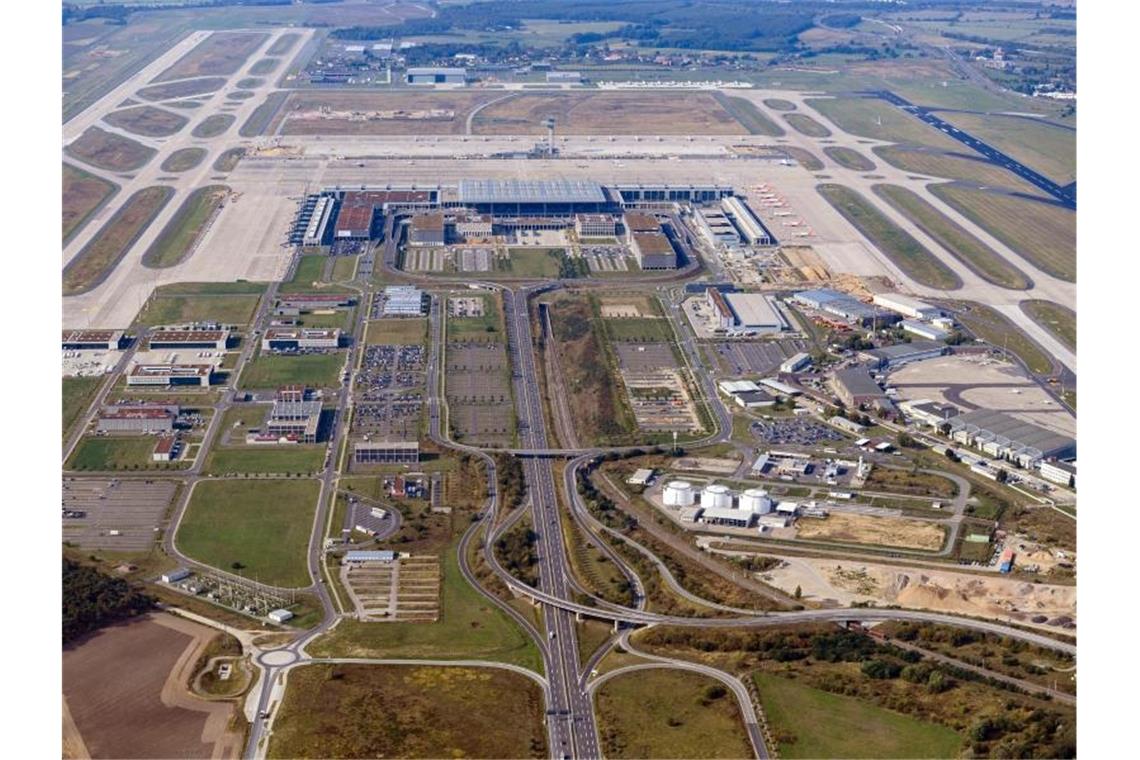 Luftaufnahme des künftigen Flughafens Berlin Brandenburg „Willy Brandt“. Nach mehreren geplatzten Terminen ist geplant, dass am 31. Oktober der neue Hauptstadtflughafen BER eröffnet wird. Foto: Soeren Stache/dpa-Zentralbild/ZB