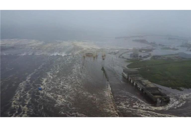 Luftaufnahme eines von einem Erdbeben und einem anschließenden Tsunami betroffenen Gebiets in der Region Sachalin im Osten Russlands.