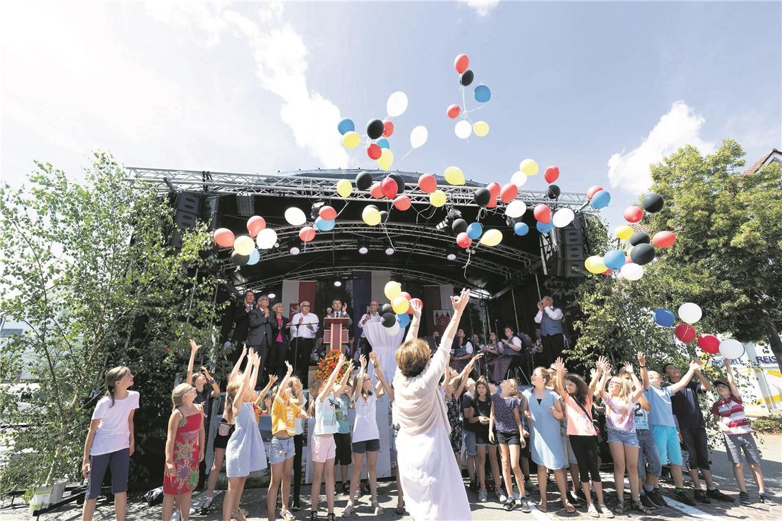 Luftballons in den deutschen und französischen Nationalfarben steigen auf. Fotos: J. Fiedler