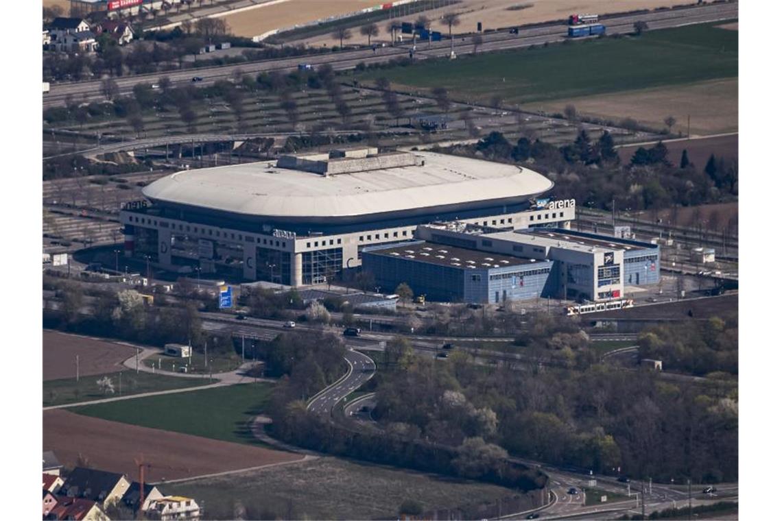 Luftbild, aufgenommen aus einem Flugzeug, von der SAP Arena. Foto: Uli Deck/dpa/Archivbild