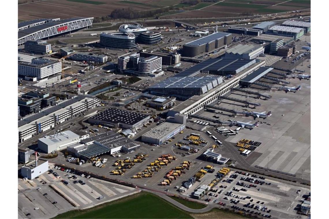 Luftbild, aus einem Flugzeug aufgenommen, vom Stuttgarter Flughafen. Foto: Uli Deck/dpa