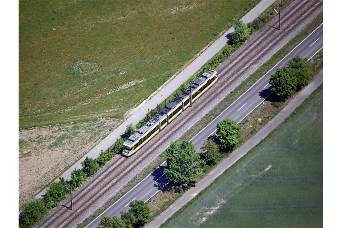 Potenzielle Kunden von „Hofladentrams“ werden befragt Luftbild, aus einem Flugzeug aufgenommen, von einer Straßenbahn bei Karlsruhe. Foto: Uli Deck/dpa/Archivbild