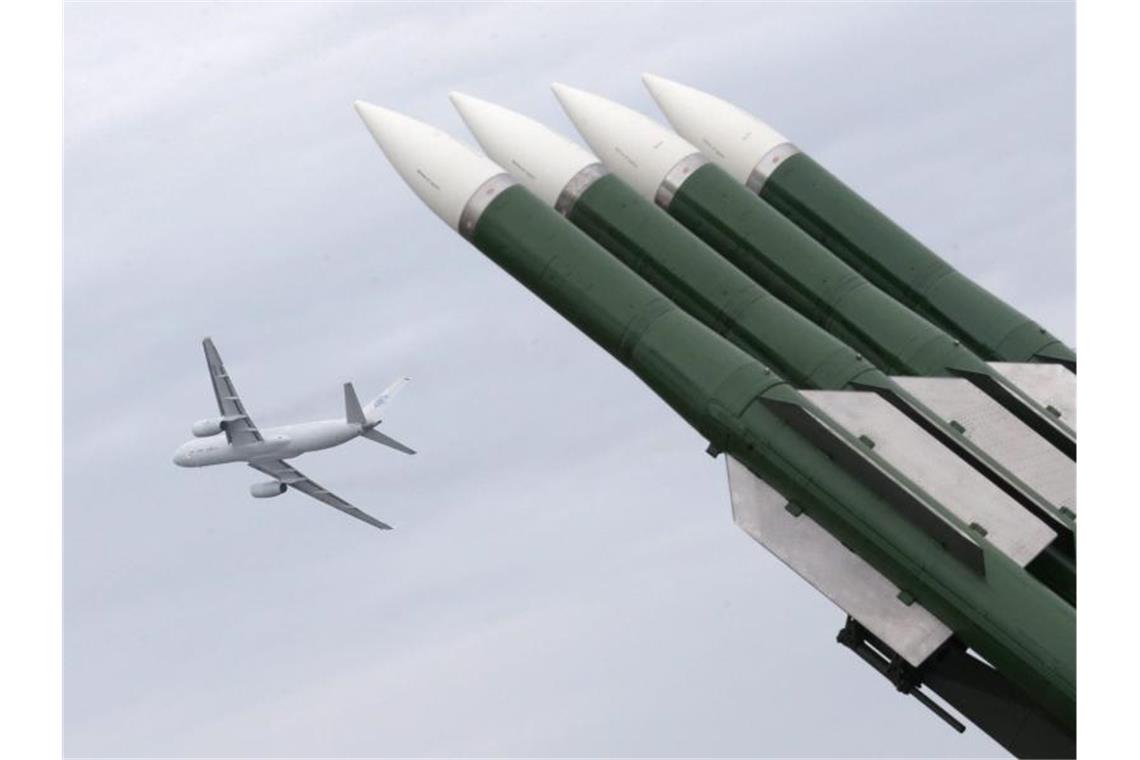 Luftfahrtausstellung in Moskau: Eine Tupolev 214 und ein russisches Raketen-Flugabwehrsystem Buk-M2 werden vorgeführt. Foto: Maxim Shipenkov/epa