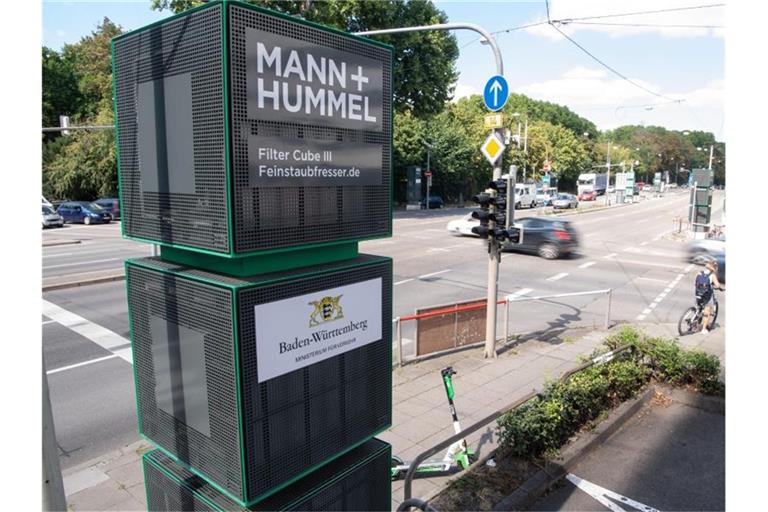 Luftfiltersäulen stehen am Neckartor am Straßenrand. Foto: Marijan Murat/dpa