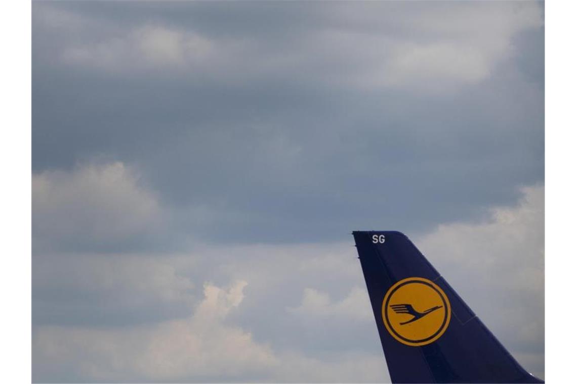 Schrumpfkurs bei Lufthansa - „Werden jeden Stein umdrehen“ Lufthansa-Chef Carsten Spohr hat „tiefgreifenden Restrukturierungen“ angekündigt. Foto: Boris Roessler/dpa