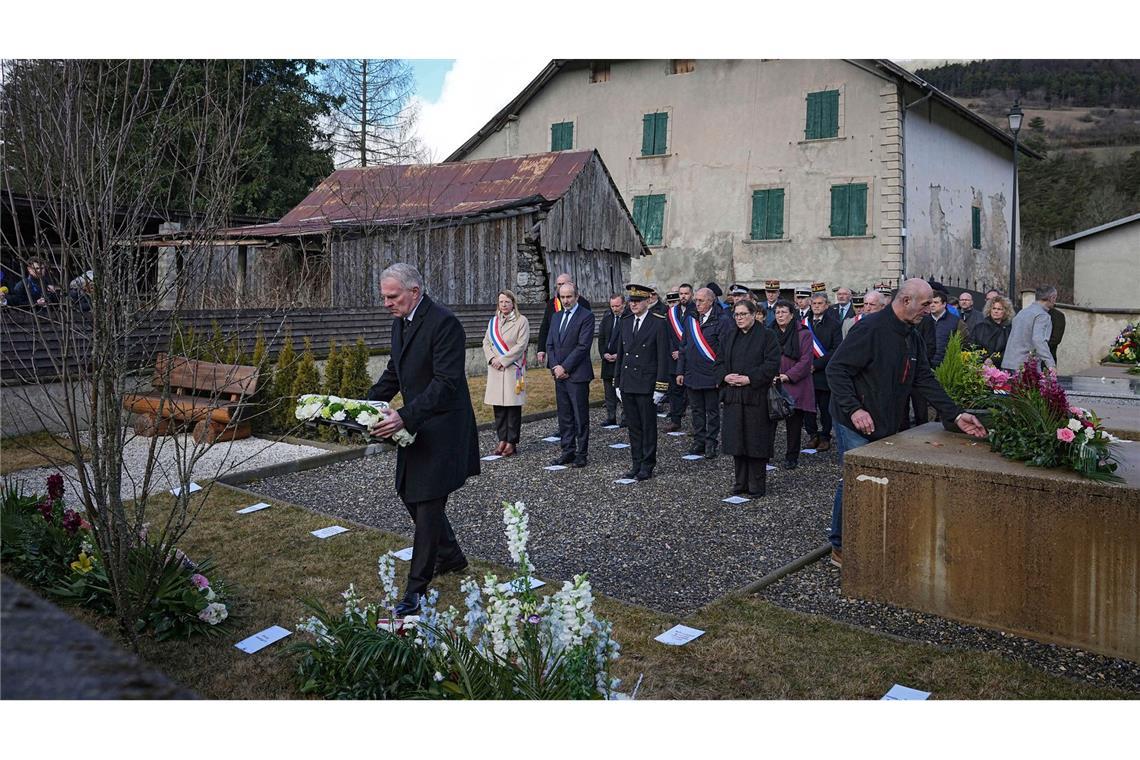 "Liebe siegt über den Tod" - Gedenken an Germanwings-Absturz Lufthansa-Chef Carsten Spohr legt bei einer Gedenkfeier Blumen auf dem Friedhof von Le Vernet nieder.