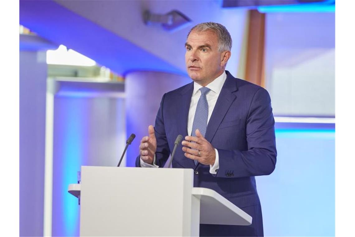 Lufthansa-Aktionäre stimmen Staatseinstieg zu Lufthansa-Chef Carsten Spohr spricht bei der Außerordentlichen Hauptversammlung. Foto: Oliver Roesler/Lufthansa/dpa