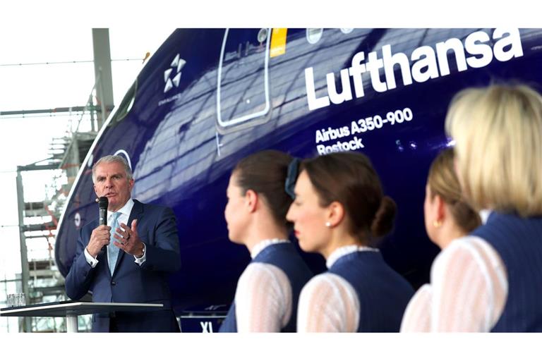 Lufthansa-Chef Carsten Spohr und Flugbegleiterinnen.