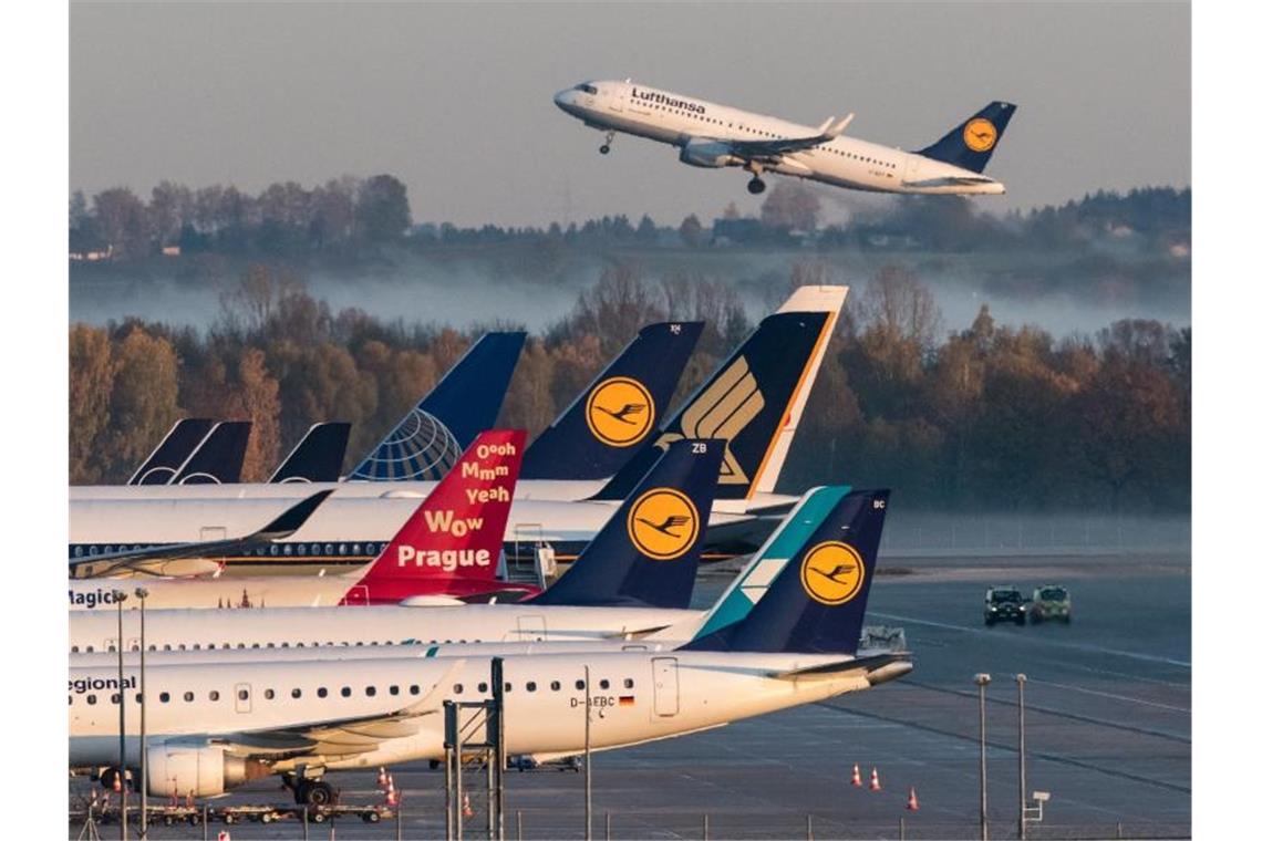 Lufthansa-Maschinen während des jüngsten Flugbegleiter-Streiks am Flughafen München. Foto: Matthias Balk/dpa