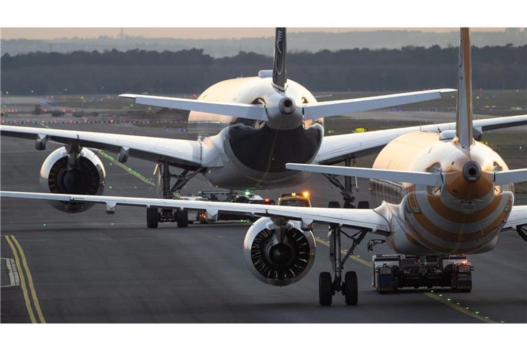 Lufthansa und Condor konkurrieren am Frankfurter Flughafen.