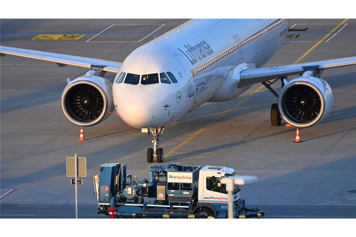 Lufthansa versichert seinen Kunden, dass im Sommer keine Flugausfälle wegen fehlenden Kerosins drohen (Symbolfoto).